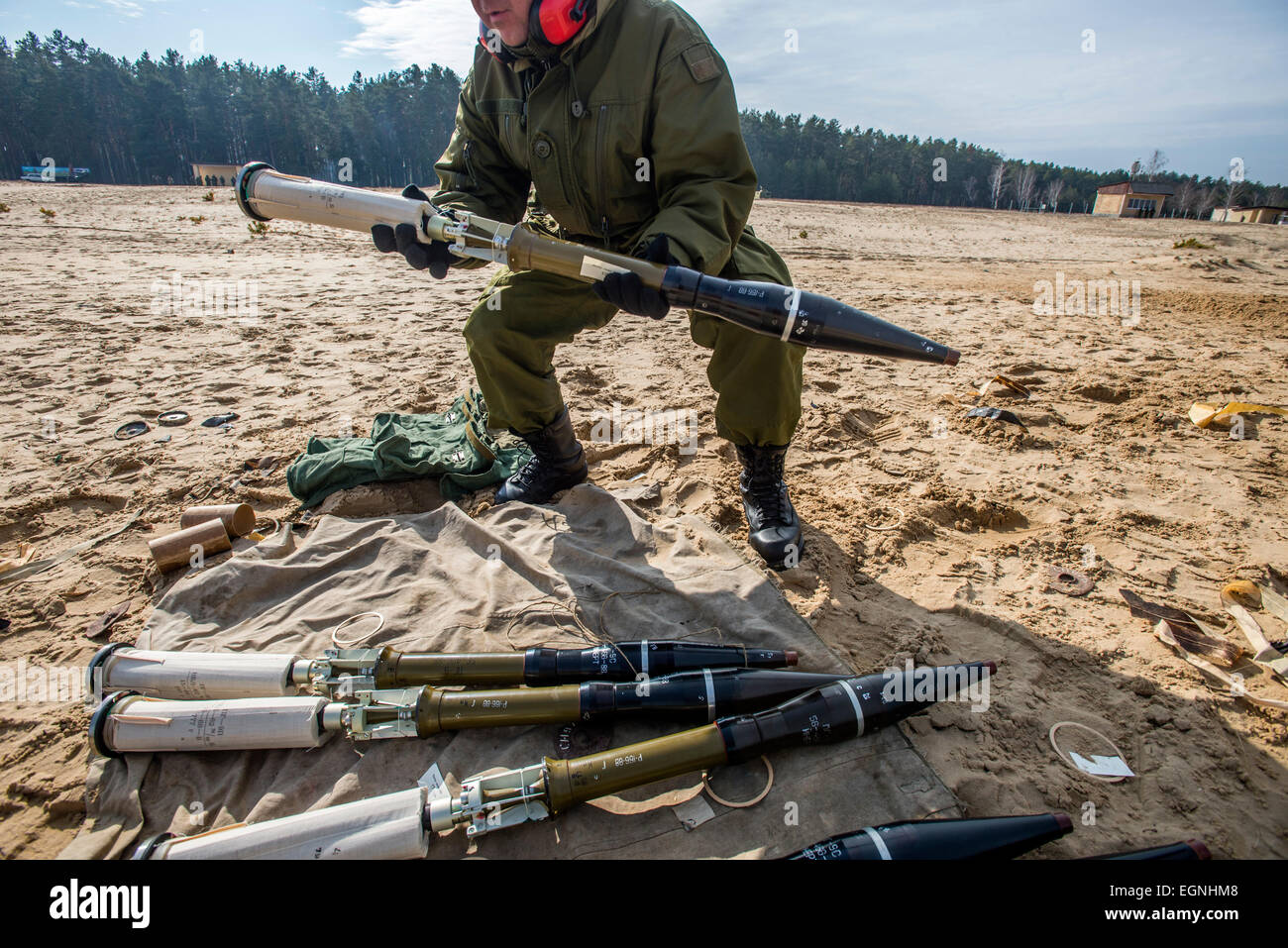 Cadet detiene il razzo di SPG recoilless pistola durante la cottura di formazione con SPG recoilless pistole e fucili Kalashnikov al 169a centro di formazione di suolo ucraino forze militari più grande formazione formazione in Ucraina, a Desna chiuso città di cantonment, Ucraina. Il 25 di febbraio. Foto di Oleksandr Rupeta Foto Stock