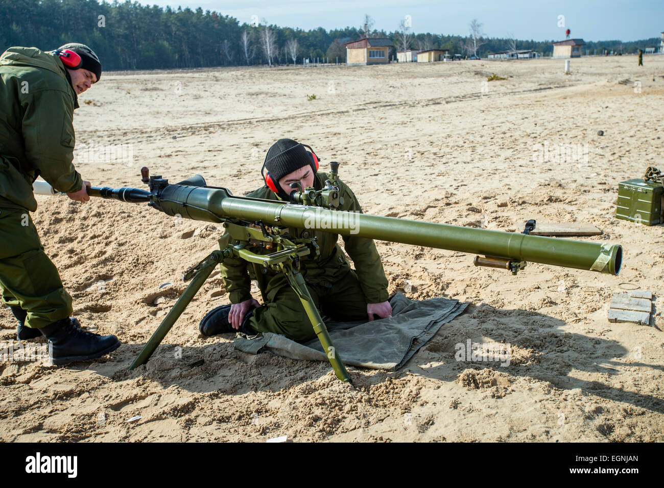 Cadet tasse rocket in SPG recoilless pistola durante la cottura di formazione con SPG recoilless pistole e fucili Kalashnikov al 169a centro di formazione di suolo ucraino forze militari più grande formazione formazione in Ucraina, a Desna chiuso città di cantonment, Ucraina. Il 25 di febbraio. Foto di Oleksandr Rupeta Foto Stock