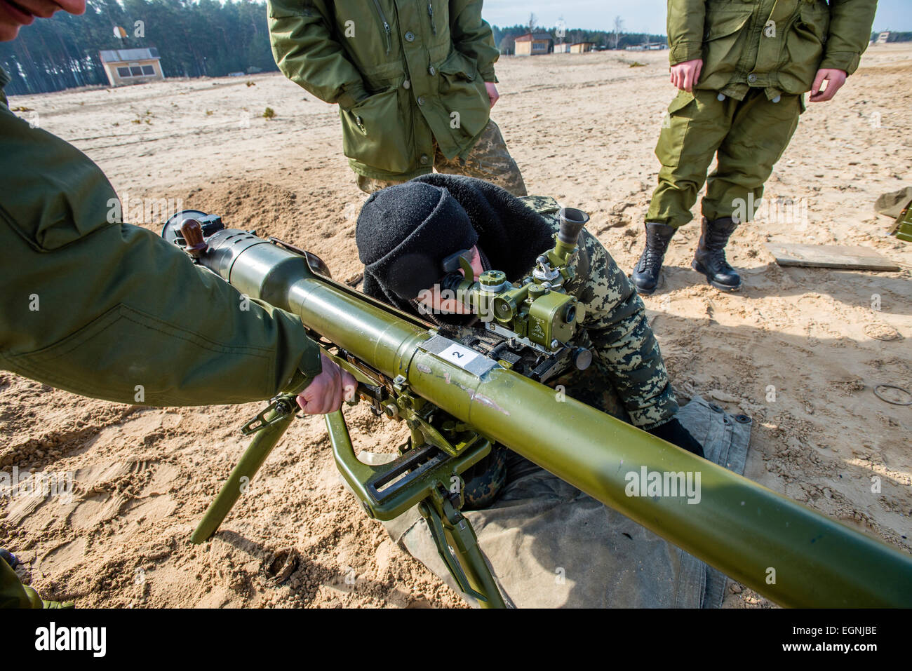 Cadet naviga SPG recoilless pistola durante la cottura di formazione con SPG recoilless pistole e fucili Kalashnikov al 169a centro di formazione di suolo ucraino forze militari più grande formazione formazione in Ucraina, a Desna chiuso città di cantonment, Ucraina. Il 25 di febbraio. Foto di Oleksandr Rupeta Foto Stock