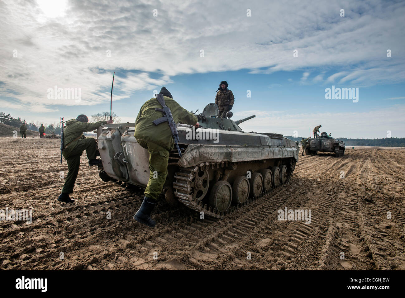 Cadetti entrare in BMP-1 di combattimento della fanteria veicolo durante il corso di formazione di guida di veicoli armati al terreno di prova del 169a centro di formazione di suolo ucraino forze militari più grande formazione formazione in Ucraina, a Desna chiuso città di cantonment, Ucraina. Il 25 di febbraio. Foto di Oleksandr Rupeta Foto Stock