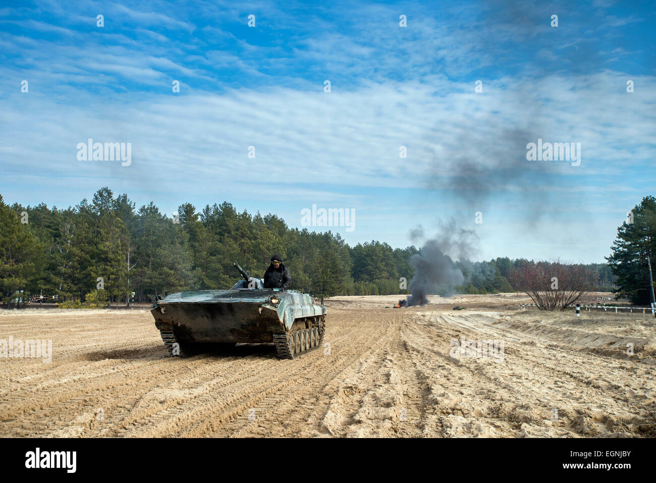 Cadet aziona il BMP-1 di combattimento della fanteria durante il veicolo a piena scala prove di manovre militari al terreno di prova del 169a centro di formazione di suolo ucraino forze militari più grande formazione formazione in Ucraina, a Desna chiuso città di cantonment, Ucraina. Il 25 di febbraio. Foto di Oleksandr Rupeta Foto Stock