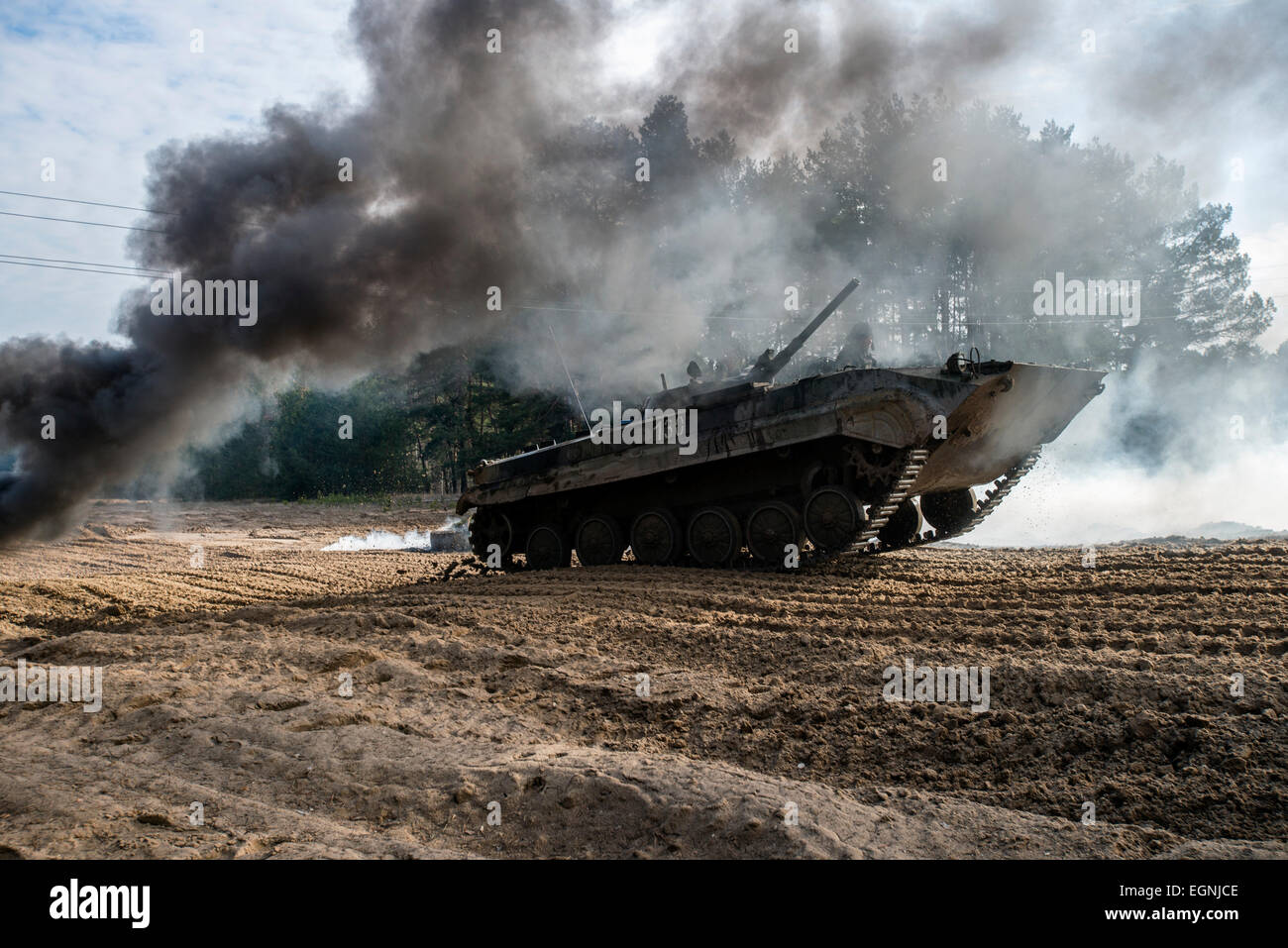 Cadetti guidare il BMP-1 di combattimento della fanteria durante il veicolo a piena scala prove di manovre militari al terreno di prova del 169a centro di formazione di suolo ucraino forze militari più grande formazione formazione in Ucraina, a Desna chiuso città di cantonment, Ucraina. Il 25 di febbraio. Foto di Oleksandr Rupeta Foto Stock