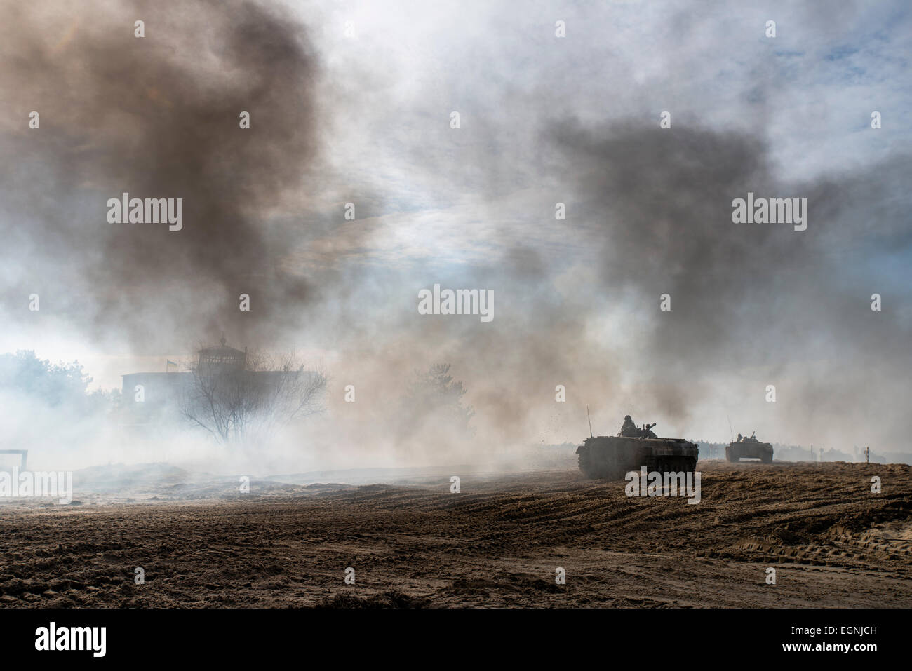 Cadetti guidare il BMP-1 di combattimento della fanteria durante il veicolo a piena scala prove di manovre militari al terreno di prova del 169a centro di formazione di suolo ucraino forze militari più grande formazione formazione in Ucraina, a Desna chiuso città di cantonment, Ucraina. Il 25 di febbraio. Foto di Oleksandr Rupeta Foto Stock