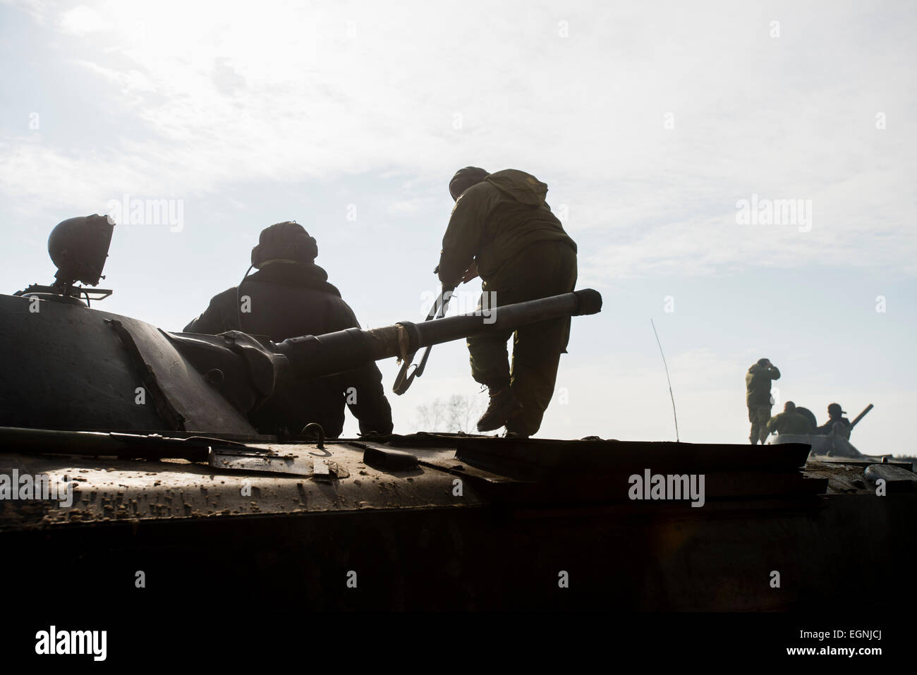 Cadetti uscire BMP-1 fanteria veicoli da combattimento durante il training ща guida veicoli armati al terreno di prova del 169a centro di formazione di suolo ucraino forze militari più grande formazione formazione in Ucraina, a Desna chiuso città di cantonment, Ucraina. Il 25 di febbraio. Foto di Oleksandr Rupeta Foto Stock