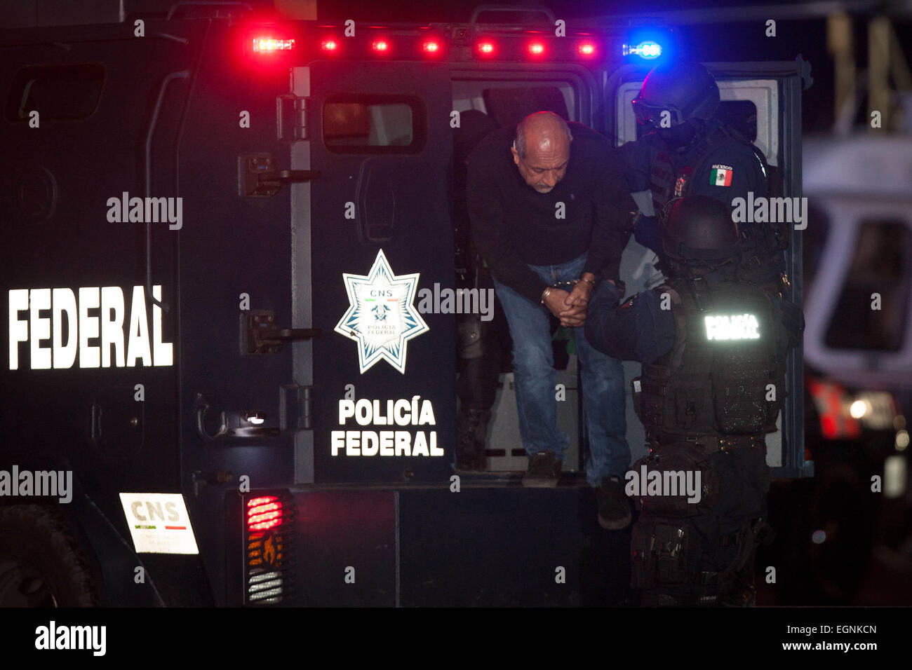 Città del Messico. Il 27 febbraio, 2015. Elementi di sicurezza escort Servando Gomez Martinez, alias "La Tuta', capo dei Cavalieri Templari cartello di droga, dopo una conferenza stampa il suo arresto a Città del Messico, capitale del Messico il 27 febbraio 2015. Polizia messicana venerdì catturato uno dei paesi più voluto signori della droga Servando 'La Tuta' Gomez Martinez, capo dei Cavalieri Templari cartello del farmaco. Credito: Pedro Mera/Xinhua/Alamy Live News Foto Stock