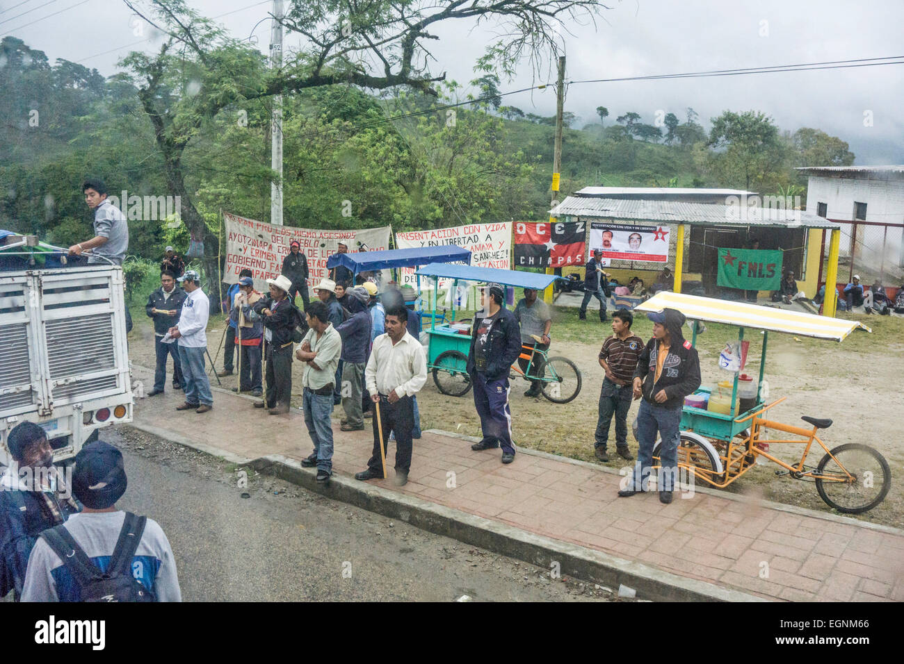 Ocosingo Chiapas, Messico. Il 27 febbraio, 2015. Allegra banda di giovani zapatisti impostare un pannello di legno con chiodi rivolto verso l'alto per bloccare il traffico in entrambe le direzioni & educatamente bordo di autobus per chiedere donazioni per la loro causa o chiedere direttamente agli automobilisti. Poi i chiodi sono brevemente ritirati per consentire il veicolo per passare. A prescindere dai chiodi, senza minacce sono realizzati Credito: Dorothy Alexander/Alamy Live News Foto Stock