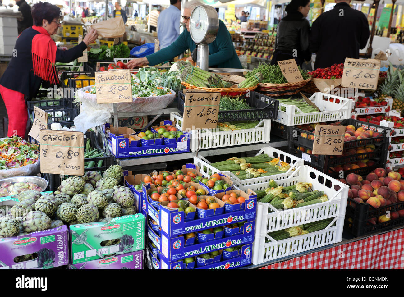 Mercato di frutta e verdura in Campo de' Fiori a Roma Italia Foto Stock