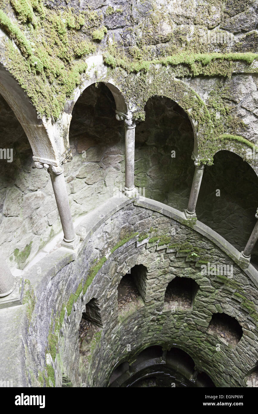 L'apertura anche di Quinta da Regaleira a Sintra, Portogallo. Si tratta di un 27 metri scalinata che porta dritto verso il basso un sotterraneo Foto Stock