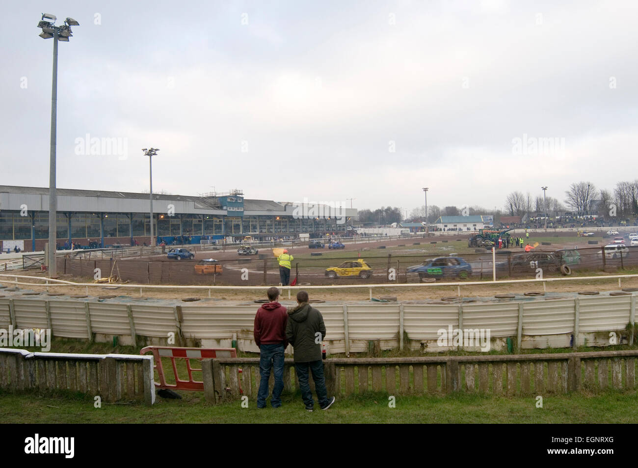 Gli spettatori al Belle Vue Stadium guardando stock car racing in Manchester Regno Unito piccola folla Greyhound Stadium presenze tinta evento c Foto Stock