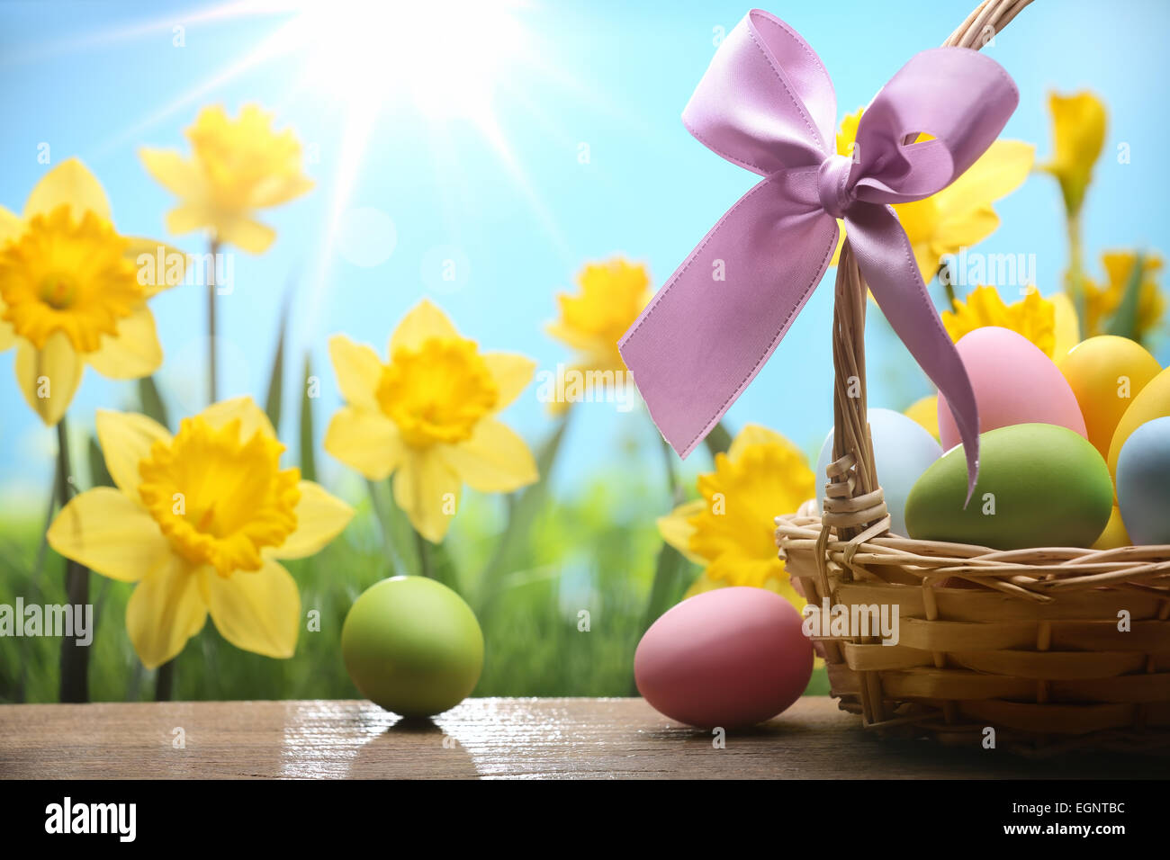 Cestello riempito con le uova di pasqua Foto Stock