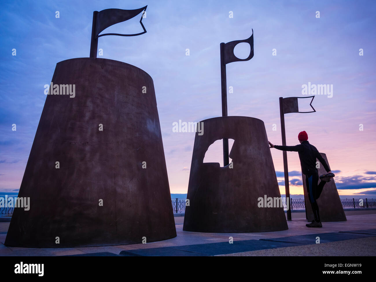 Whitley Bay, North Tyneside, Inghilterra, Regno Unito. Il 28 febbraio 2015. Meteo: un breve scorcio di colore a sunrise come un pareggiatore si estende nei pressi di acciaio il castello di sabbia di sedi di Whitley Bay Seafront. Bagnato e ventoso è previsioni per gran parte del Regno Unito nel corso del fine settimana. Credito: ALANDAWSONPHOTOGRAPHY/Alamy Live News Foto Stock