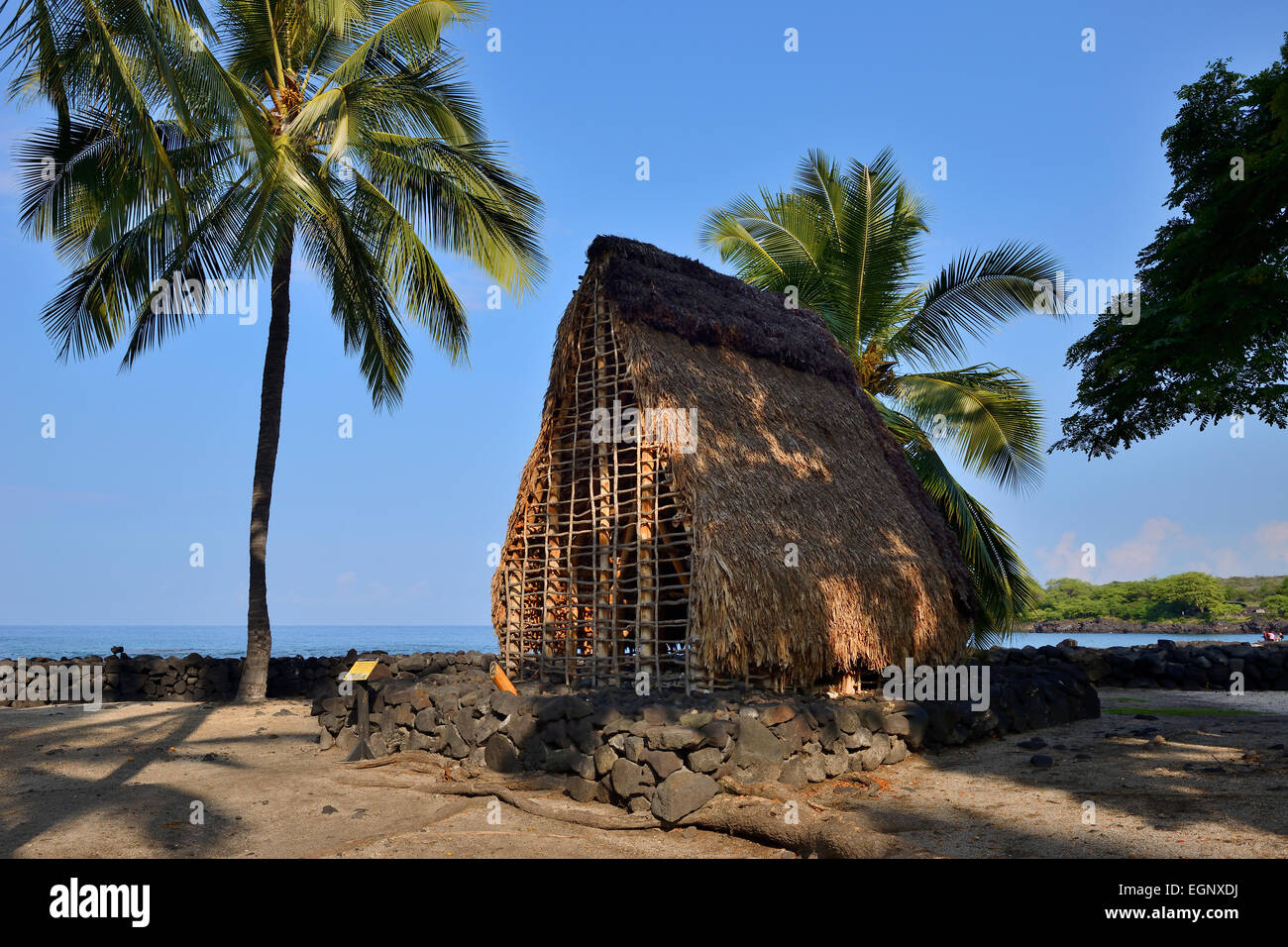 Il formato a mezza la ricostruzione di Hale O Keawe Heiau tempio - Pu'uhonua O Honaunau National Historical Park, Big Island, Hawaii, STATI UNITI D'AMERICA Foto Stock