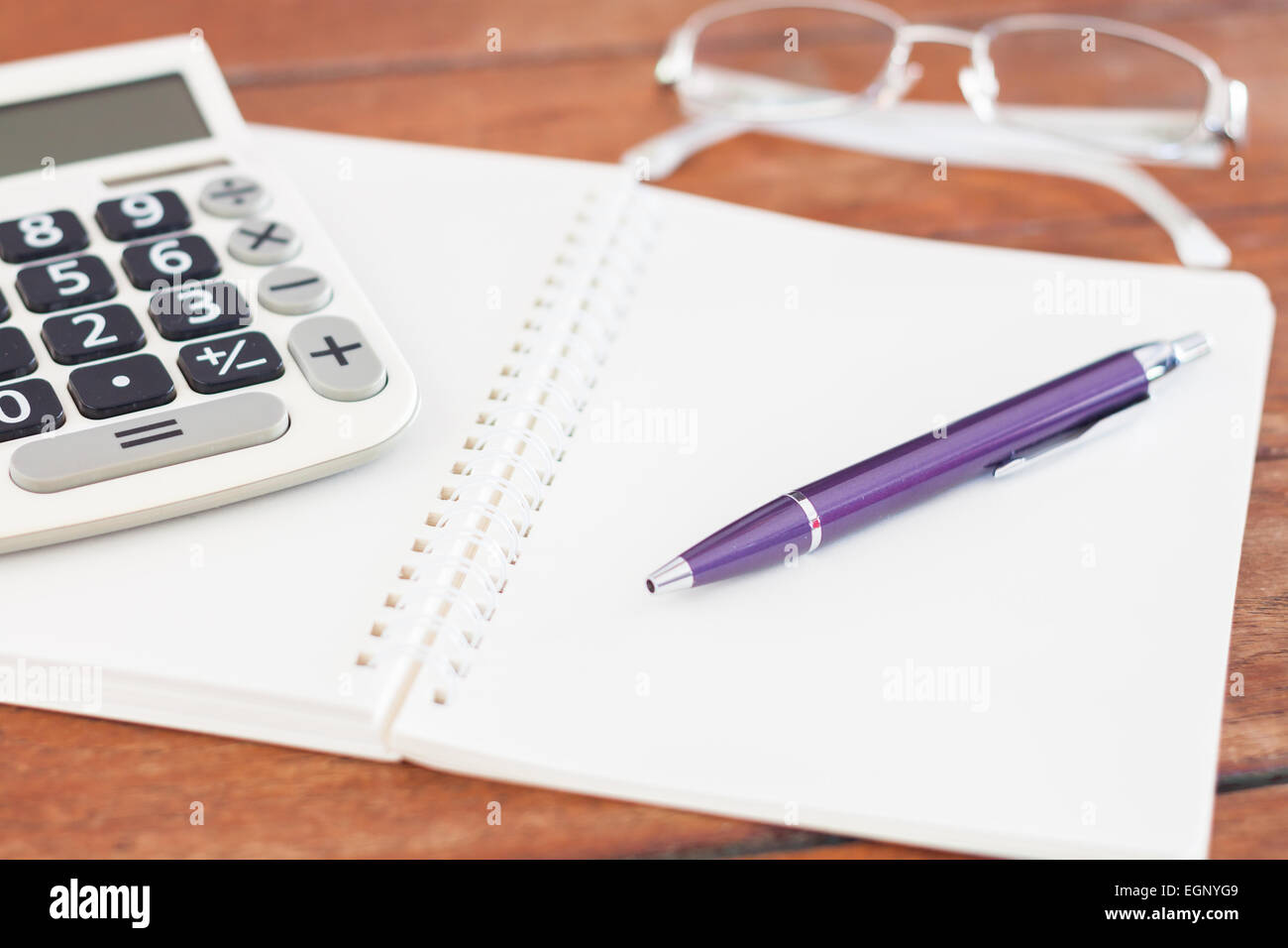 Notebook vuota con la penna sul tavolo di legno, stock photo Foto Stock