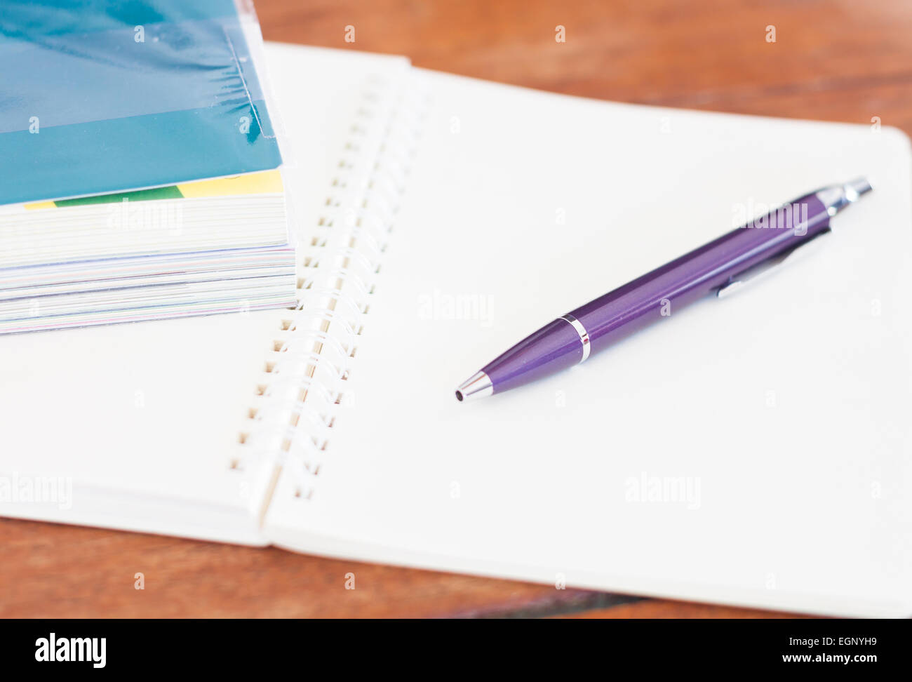 Notebook vuota con la penna sul tavolo di legno, stock photo Foto Stock