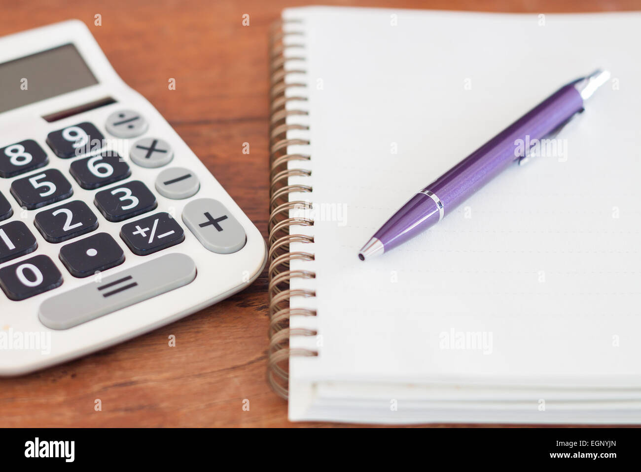 Notebook vuota con la penna sul tavolo di legno, stock photo Foto Stock