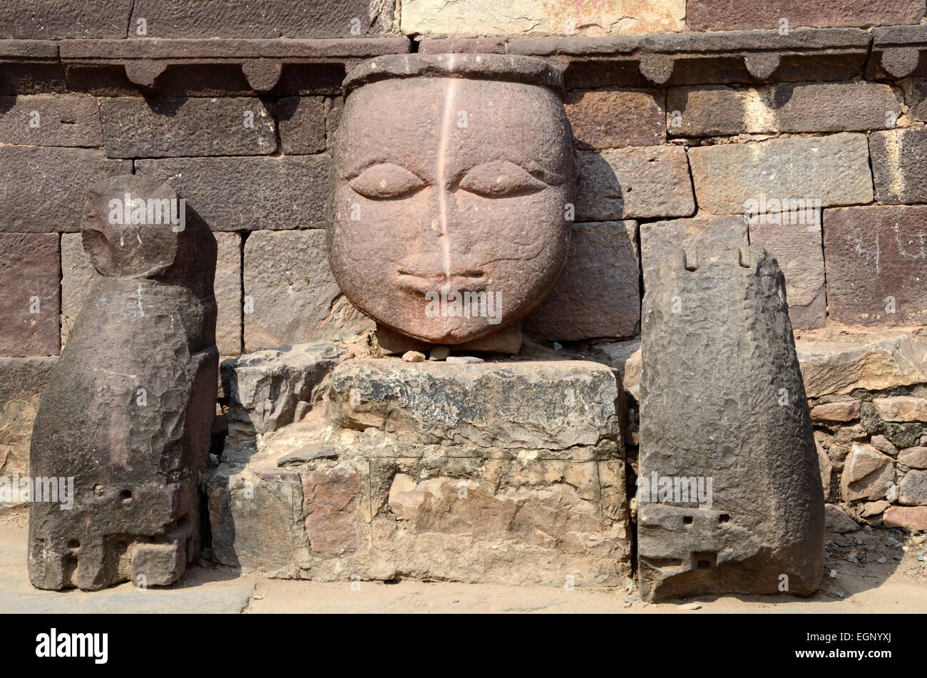 Antiche sculture in pietra arenaria di una testa Ranthambone Fort Ranthambone Parco Nazionale di Sawai Madhopur Rajasthan in India Foto Stock