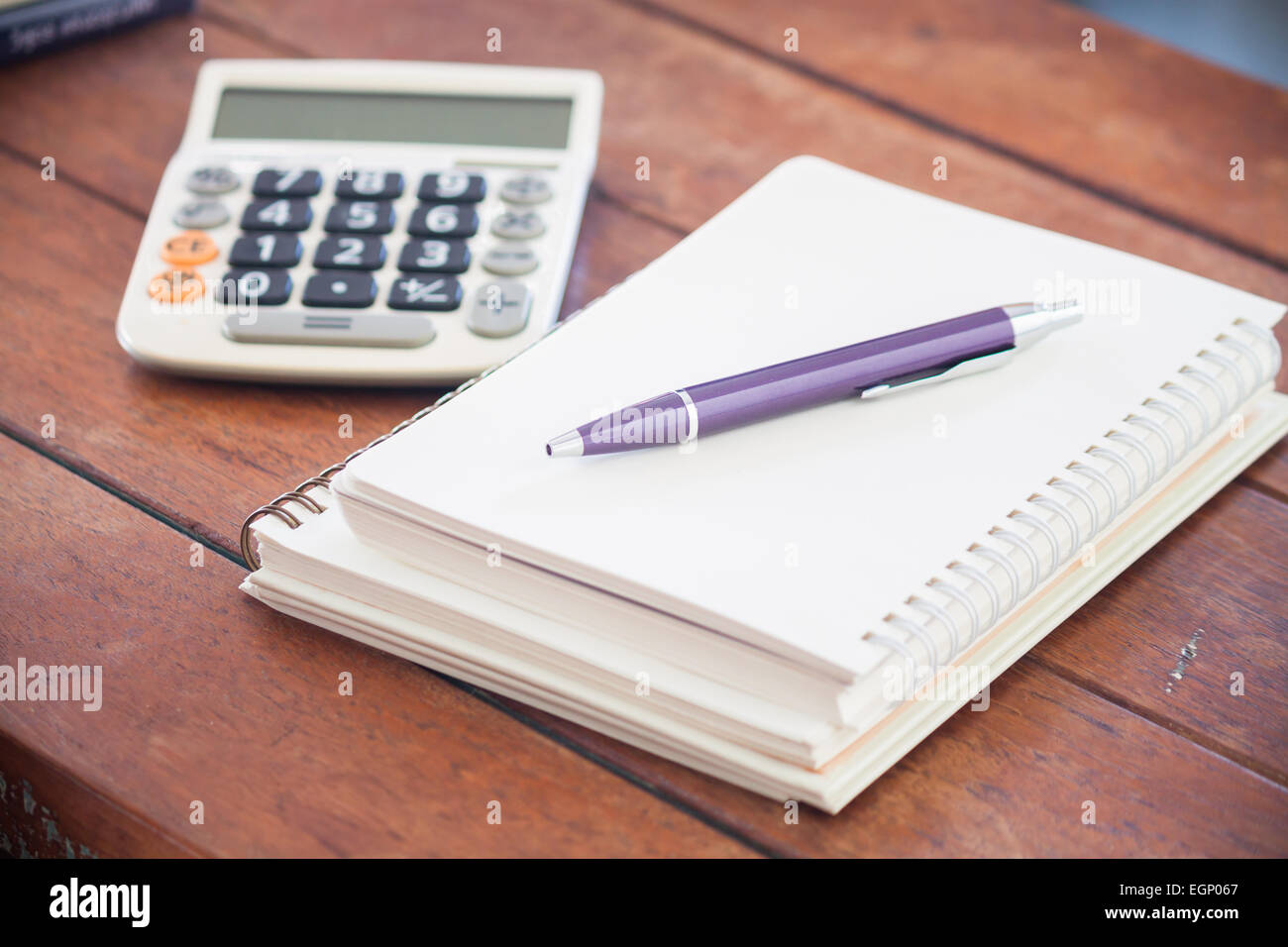 Notebook vuota con la penna sul tavolo di legno, stock photo Foto Stock