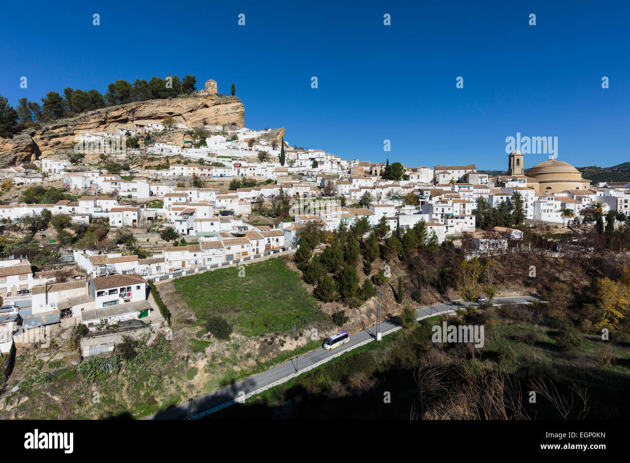 Montefrio, provincia di Granada, Andalusia, Spagna meridionale. Bianco tipico paese di montagna. Foto Stock