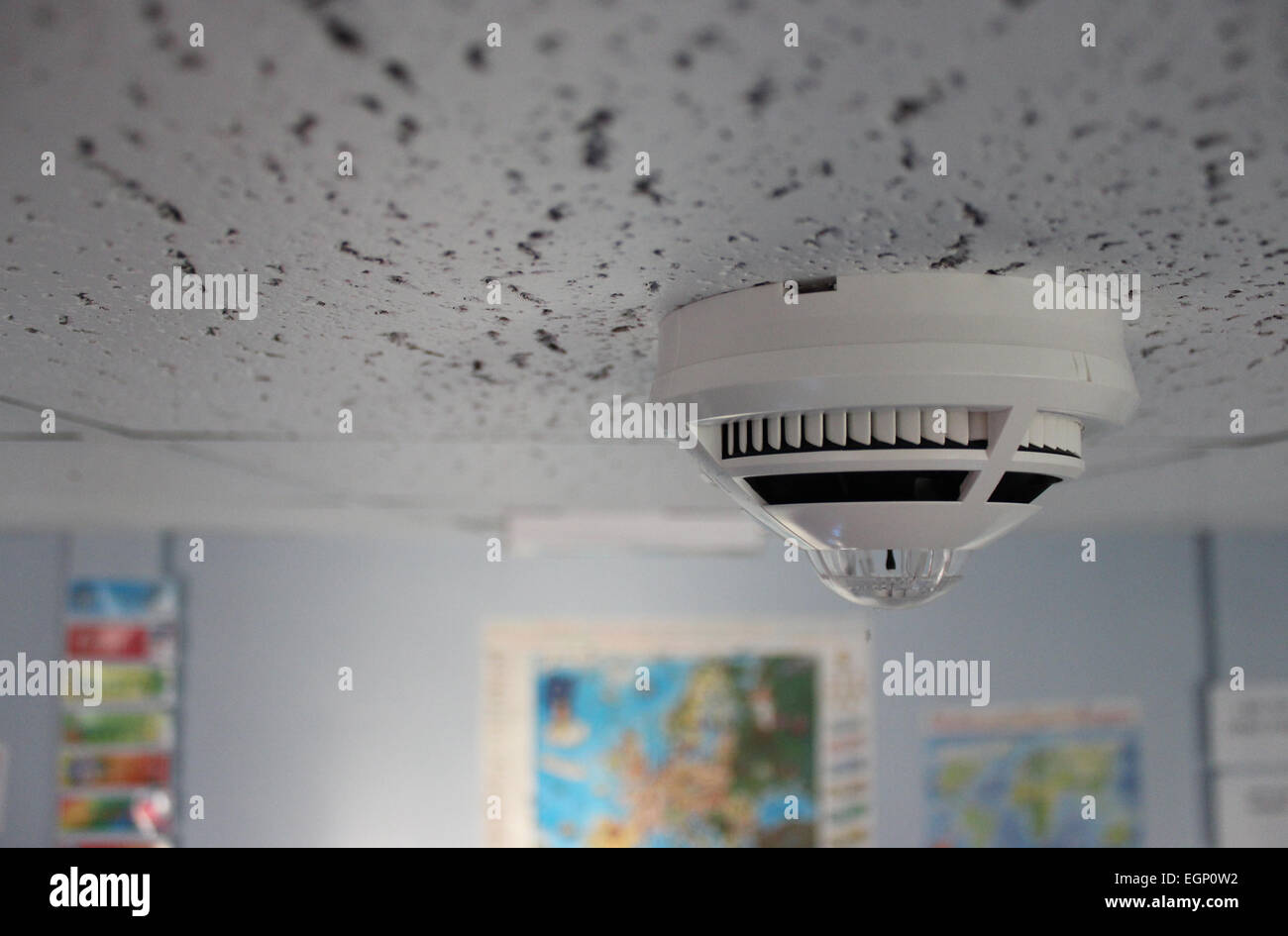 Rilevatore di fumo sul soffitto della scuola Foto Stock