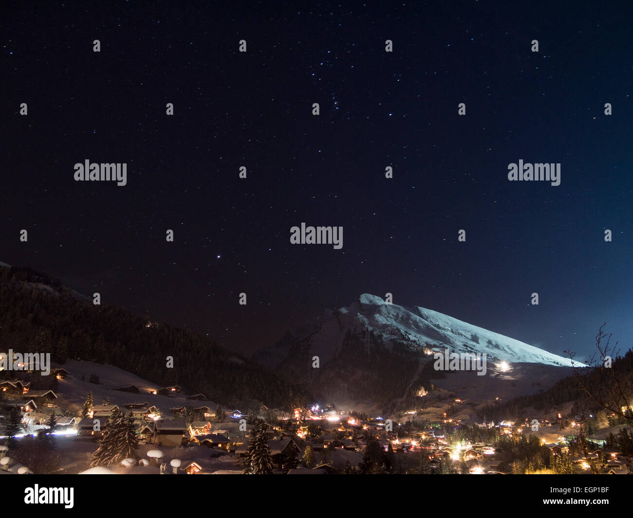 Il 'Massif de l'Étale' durante la notte in La Clusaz, Francia Foto Stock