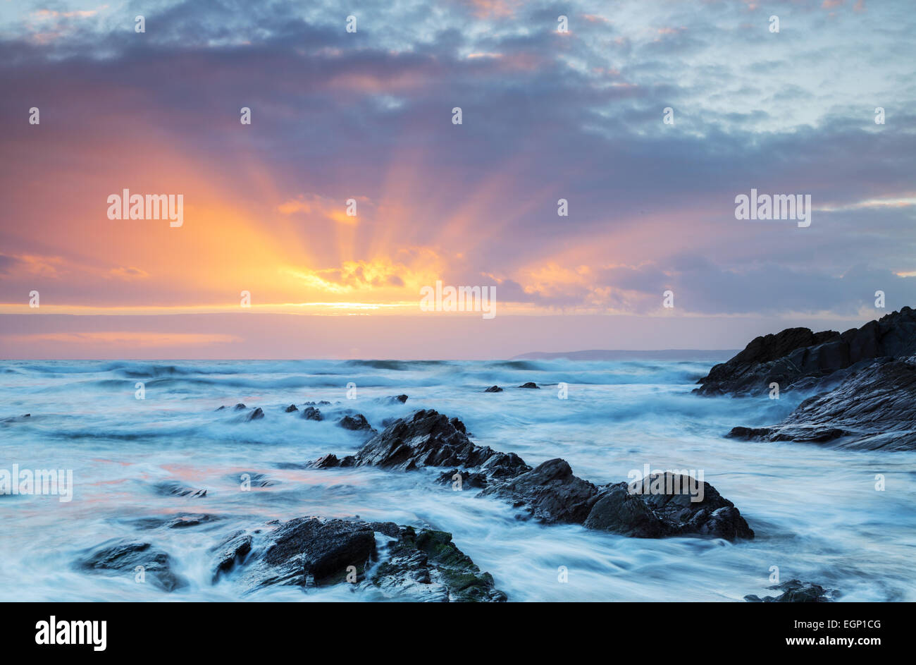 Tramonto spettacolare al punto Sharrow sulla penisola di rame in Cornovaglia Foto Stock