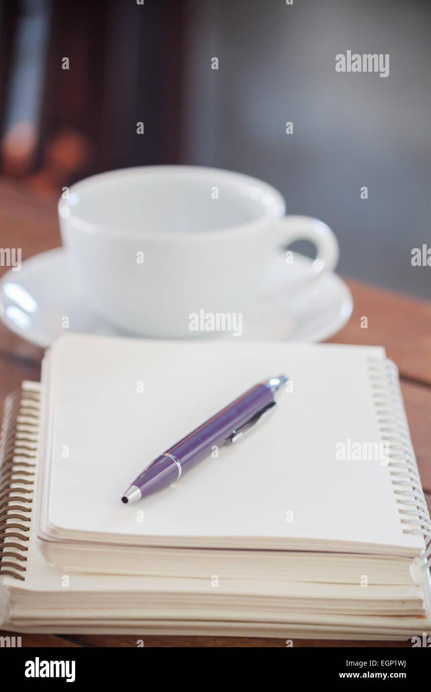 Notebook vuota con la penna sul tavolo di legno, stock photo Foto Stock