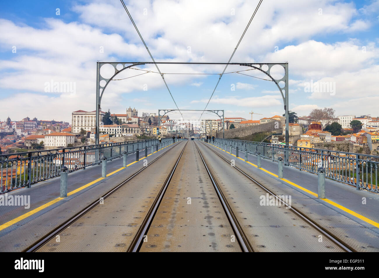La metropolitana di binari ferroviari e i cavi elettrici sul ponte superiore del Dom Luis I ponte di collegamento di Vila Nova de Gaia per la città Foto Stock