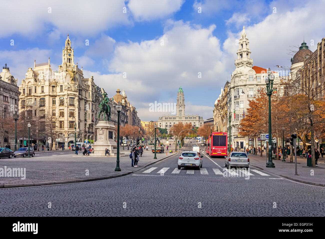 La trafficata Aliados Avenue con il Municipio di Porto che si trova sulla parte superiore e il BBVA banca sulla destra Foto Stock
