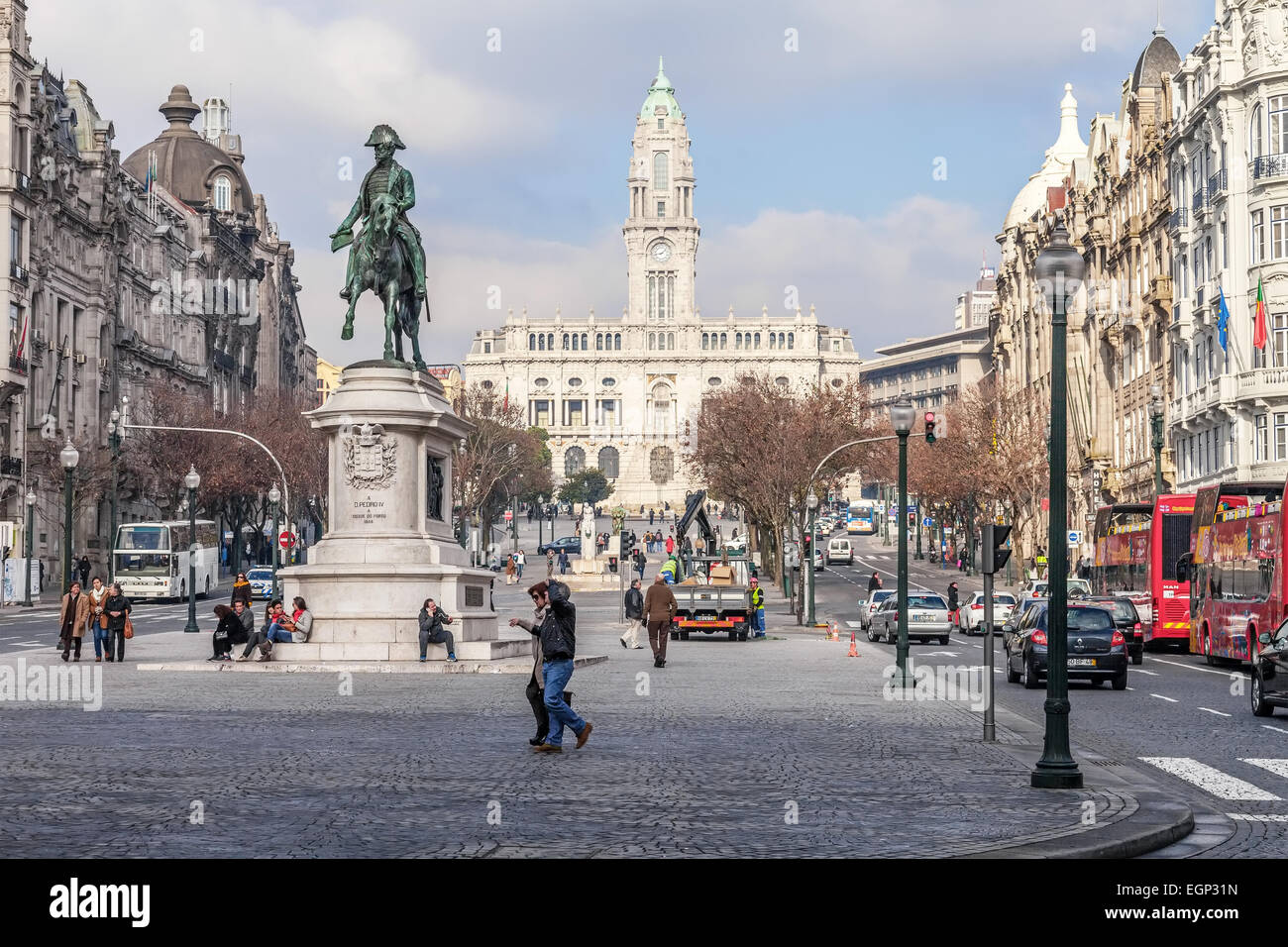 Aliados Avenue con Dom Pedro IV statua e il Municipio di Porto situato nella parte superiore Foto Stock