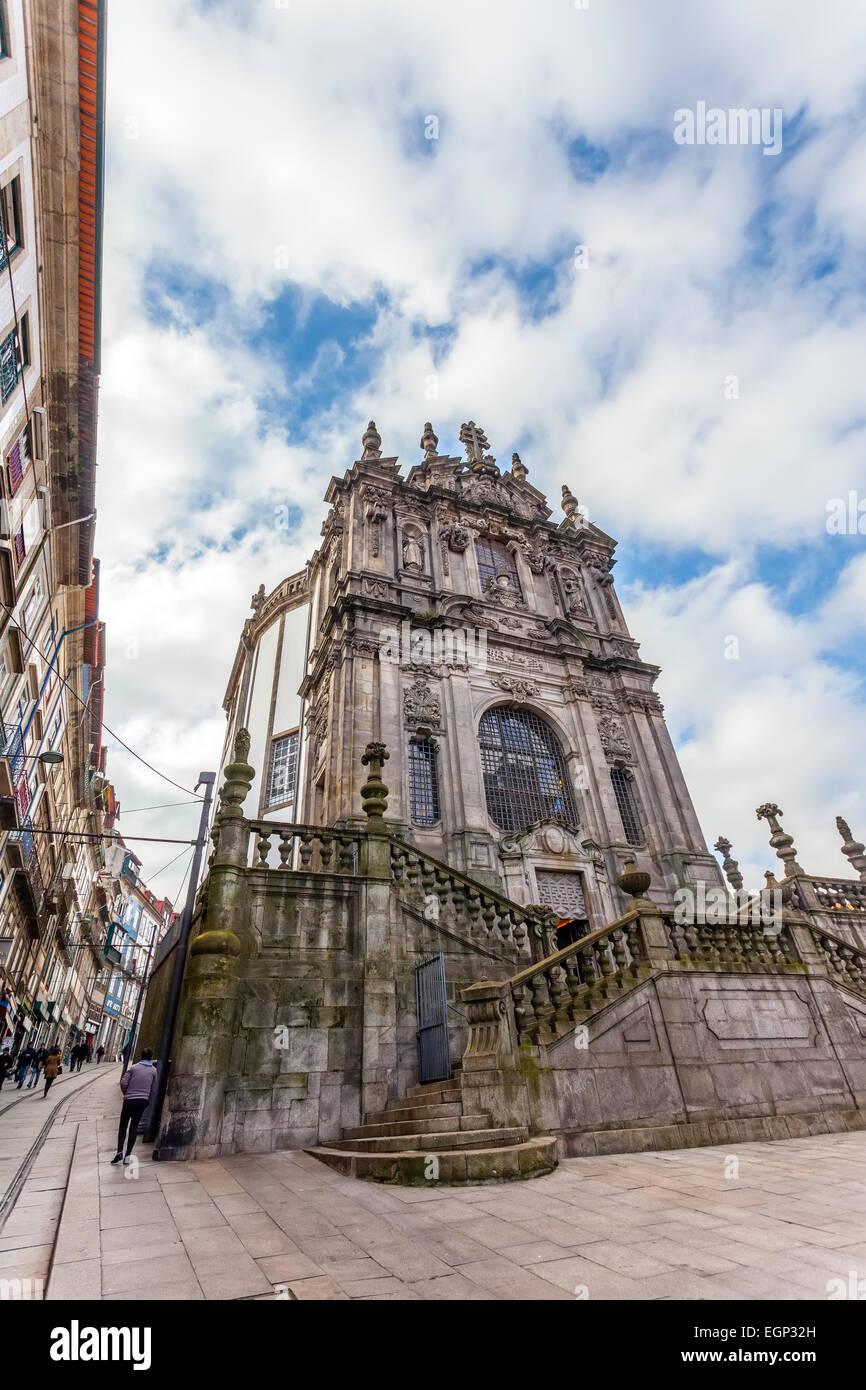 Porto, Oporto, Portogallo. La Chiesa di Clerigos, che è attaccato alla mitica Torre Clerigos, uno dei punti di riferimento e simboli della città. Foto Stock