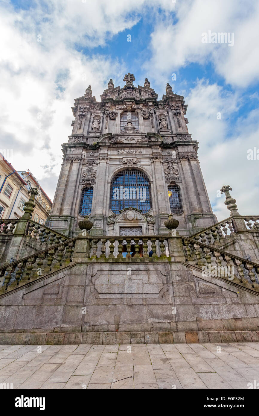Porto, Portogallo. La Chiesa di Clerigos, che è attaccato alla mitica Torre Clerigos, uno dei punti di riferimento della città Foto Stock