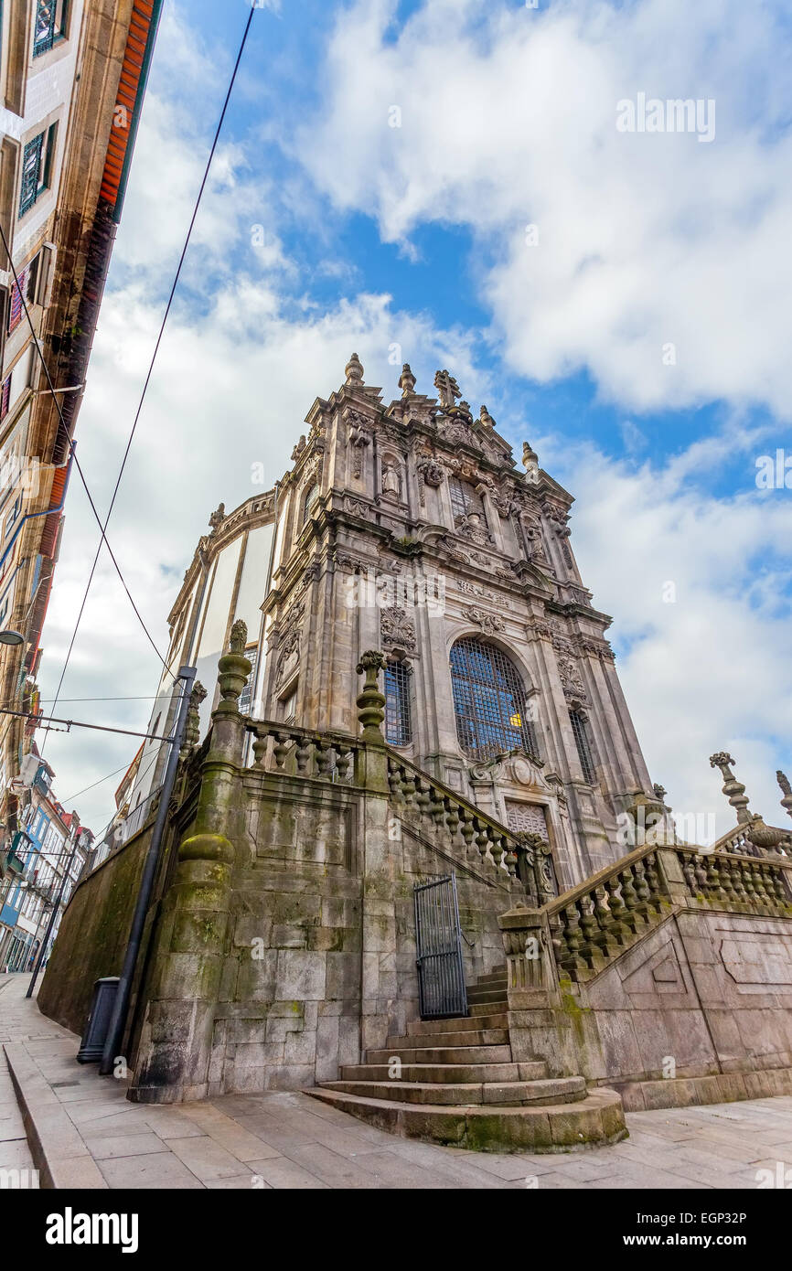La Chiesa di Clerigos, che è attaccato alla mitica Torre Clerigos, uno dei punti di riferimento e i simboli della città di Porto Foto Stock