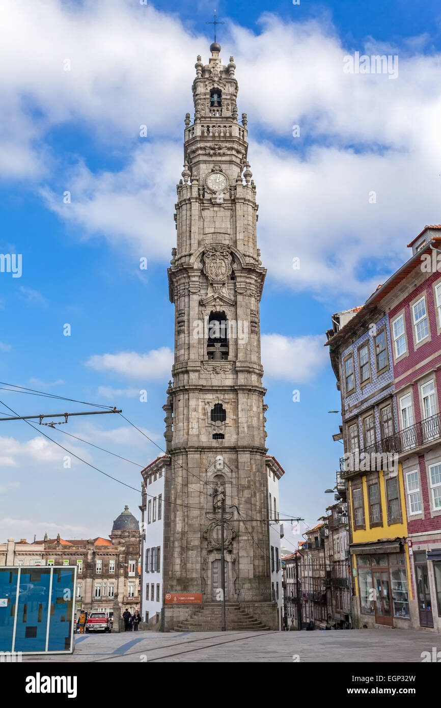 Porto, Portogallo. La mitica Torre Clerigos, uno dei punti di riferimento e simboli della città. Patrimonio Mondiale dell Unesco Foto Stock