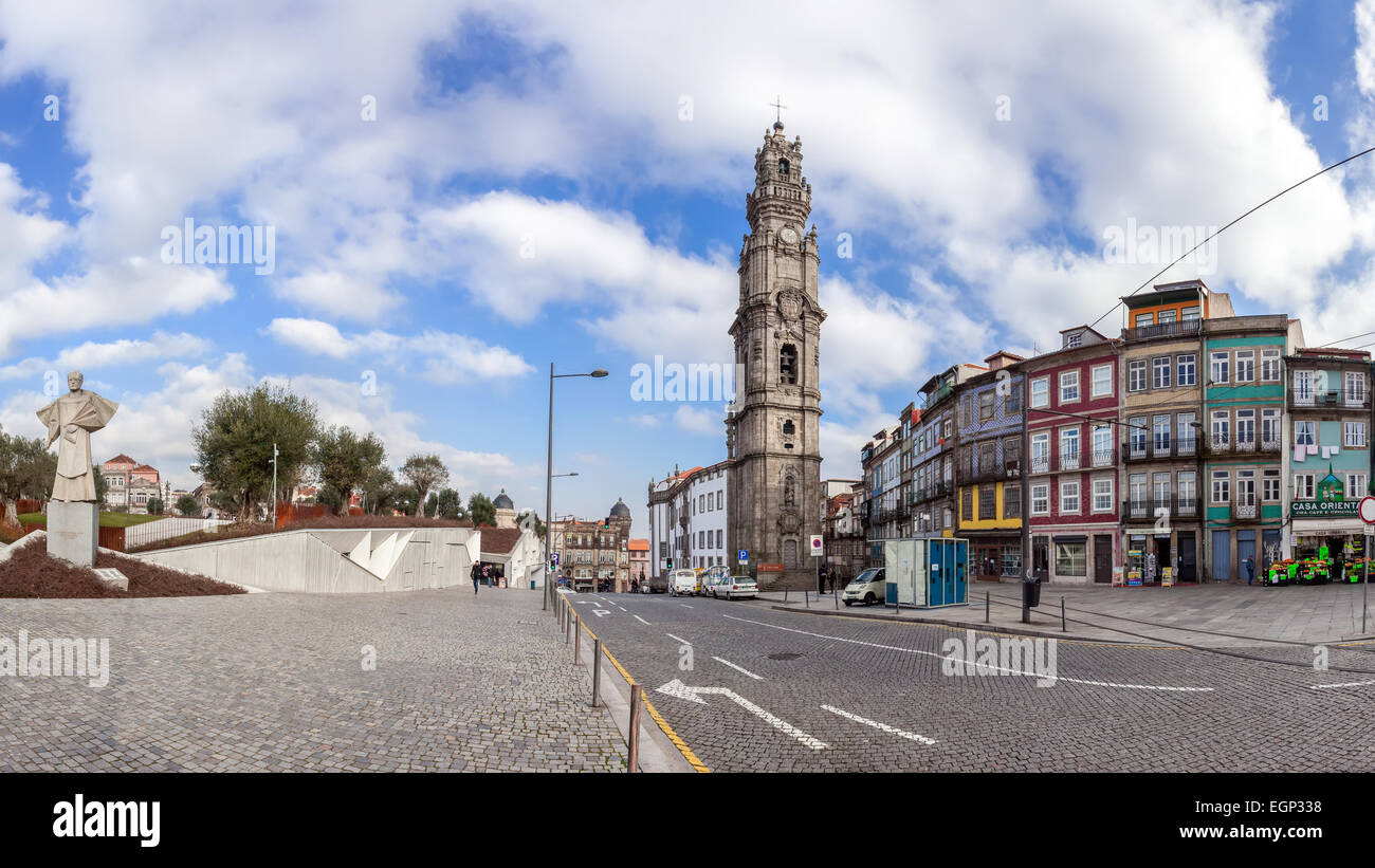 Porto, Portogallo. La mitica Torre Clerigos, uno dei punti di riferimento e simboli della città. Patrimonio Mondiale dell Unesco Foto Stock