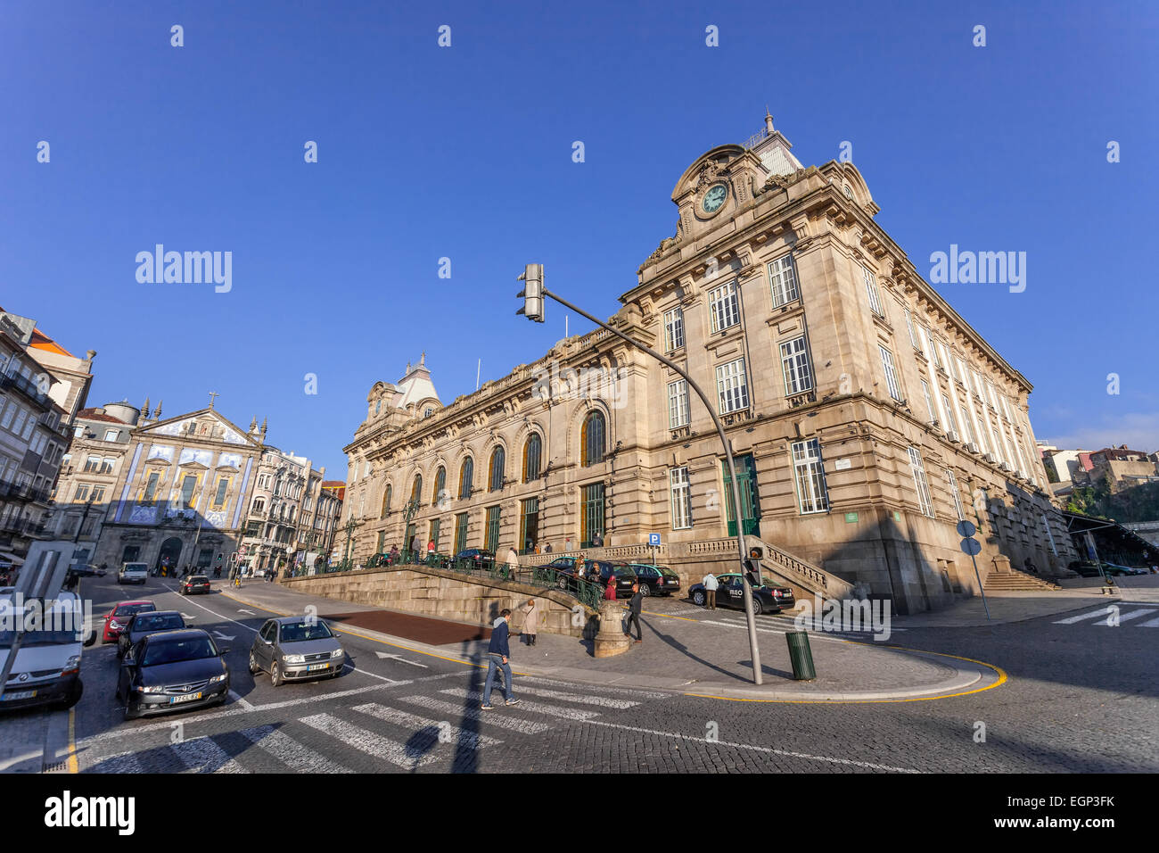 Porto, Portogallo. Vista dell'Almeida Garret piazza con la alla stazione ferroviaria di Sao Bento e Congregados Chiesa all'indietro. Foto Stock