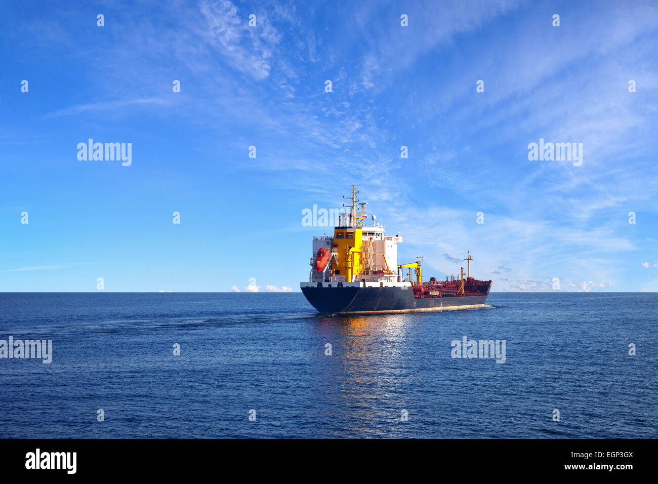 Petroliera nave in mare su uno sfondo di cielo blu. Foto Stock