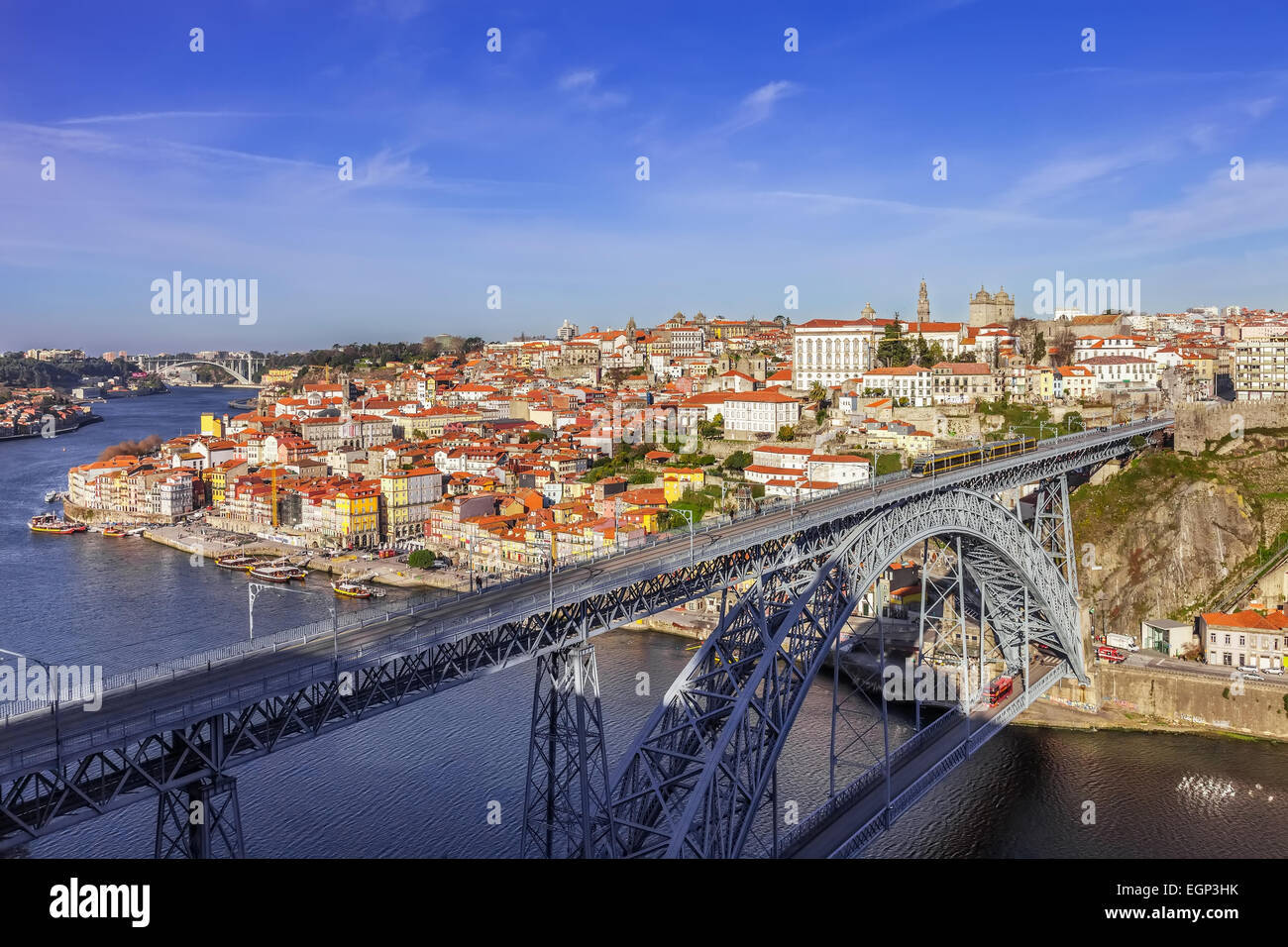 Vista dell'iconico Dom Luis I ponte che attraversa il fiume Douro e la storica Ribeira e Se nel quartiere della città di Porto Foto Stock