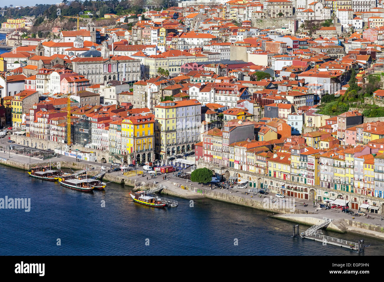 Porto, Portogallo. I tipici edifici colorati del quartiere Ribeira e il fiume Douro nella città di Porto, Portogallo. Foto Stock