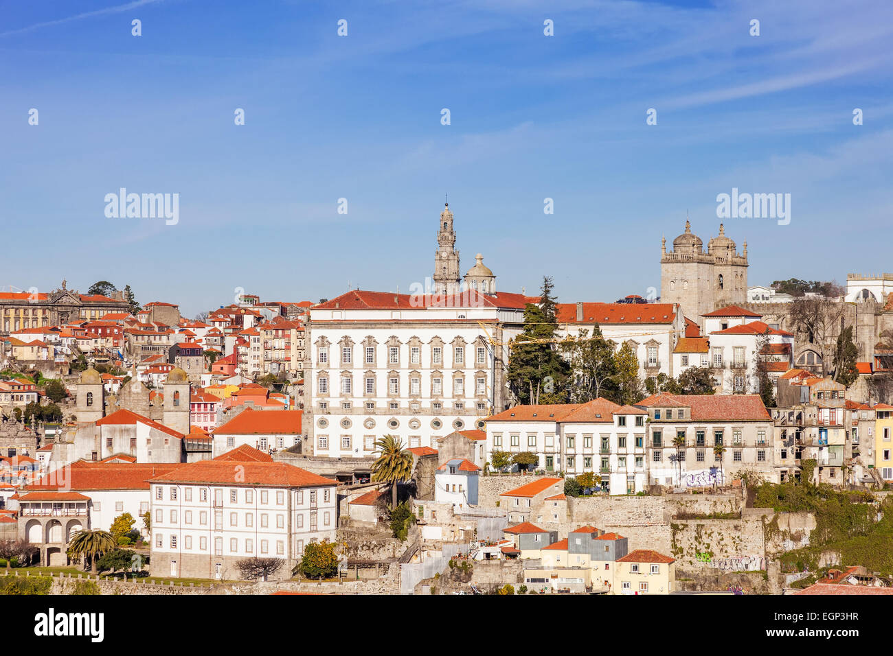 Skyline della parte vecchia della città di Porto con una vista sulla cattedrale di Porto, il quartiere Se e la mitica Torre Clerigos Foto Stock