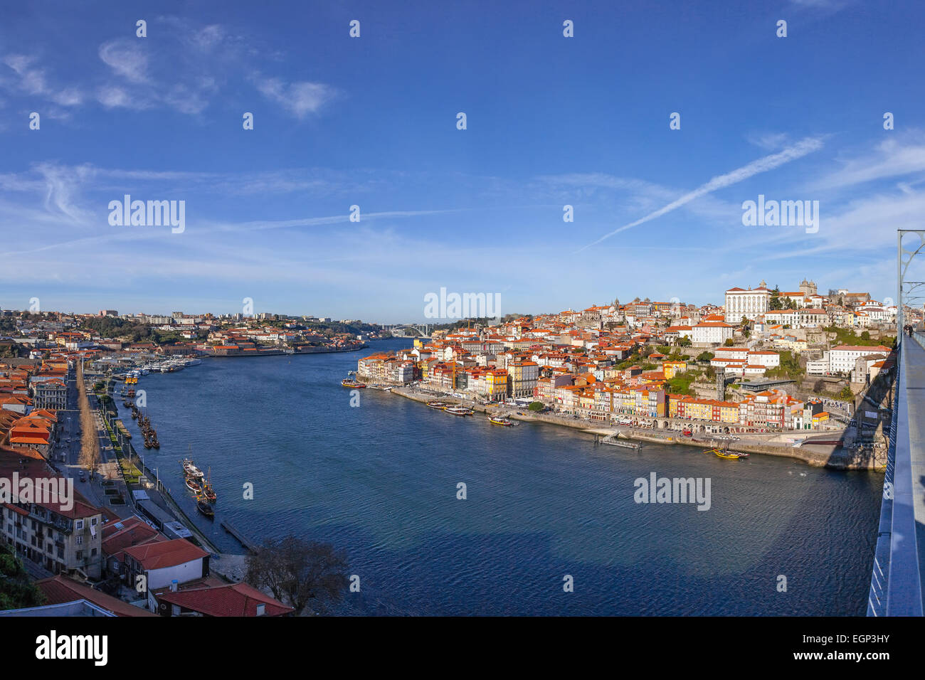 Porto, Portogallo. I tipici edifici colorati del quartiere Ribeira e il fiume Douro visto formano il Dom Luis i bridge. Foto Stock