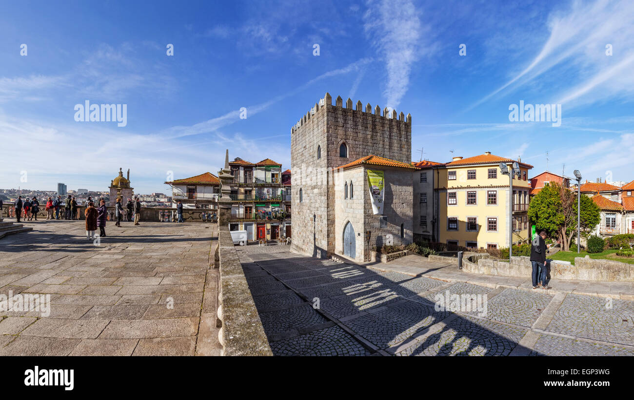 Porto, Portogallo. La torre medievale del Dom Pedro Pitoes Street vista dal porto alla piazza della cattedrale aka Terreiro da sé. Foto Stock