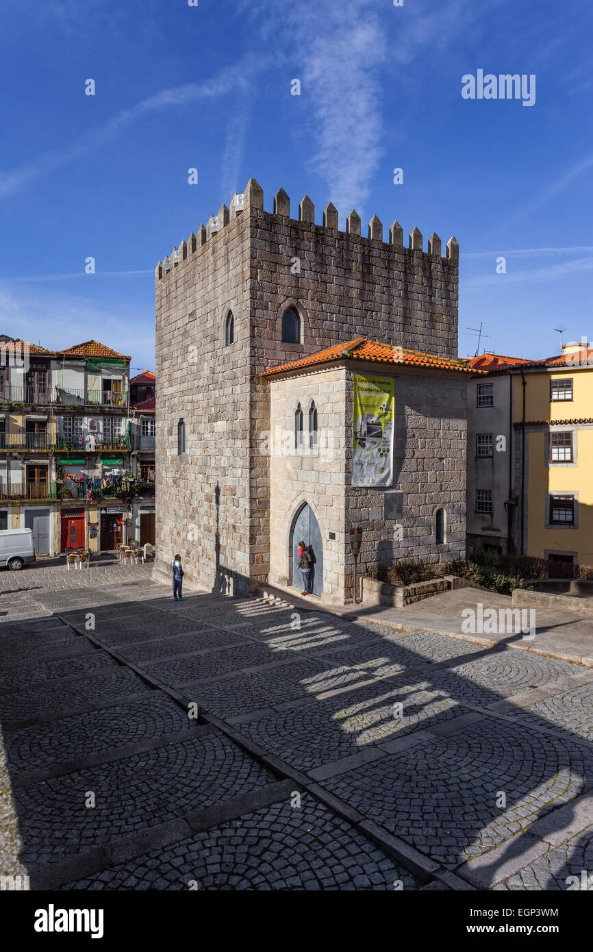 Porto, Portogallo. La torre medievale del Dom Pedro Pitoes Street vista dal porto alla piazza della cattedrale aka Terreiro da sé. Foto Stock