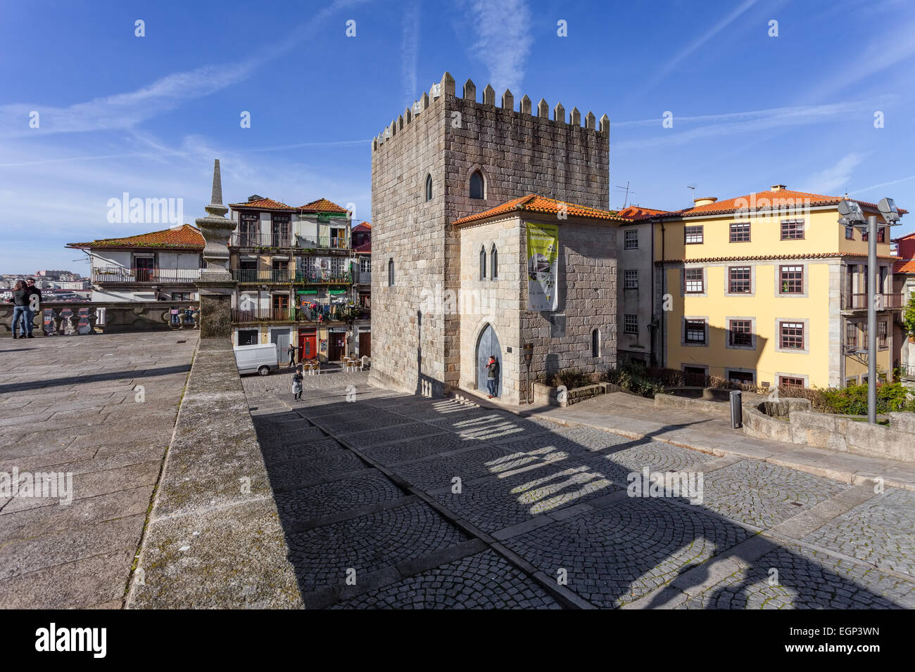 Porto, Portogallo. La torre medievale del Dom Pedro Pitoes Street vista dal porto alla piazza della cattedrale aka Terreiro da sé. Foto Stock