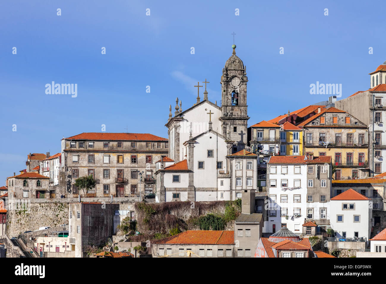 Skyline della parte vecchia della città di Porto, Portogallo, con la Nossa Senhora da Vitoria Chiesa. Patrimonio Mondiale dell Unesco Foto Stock