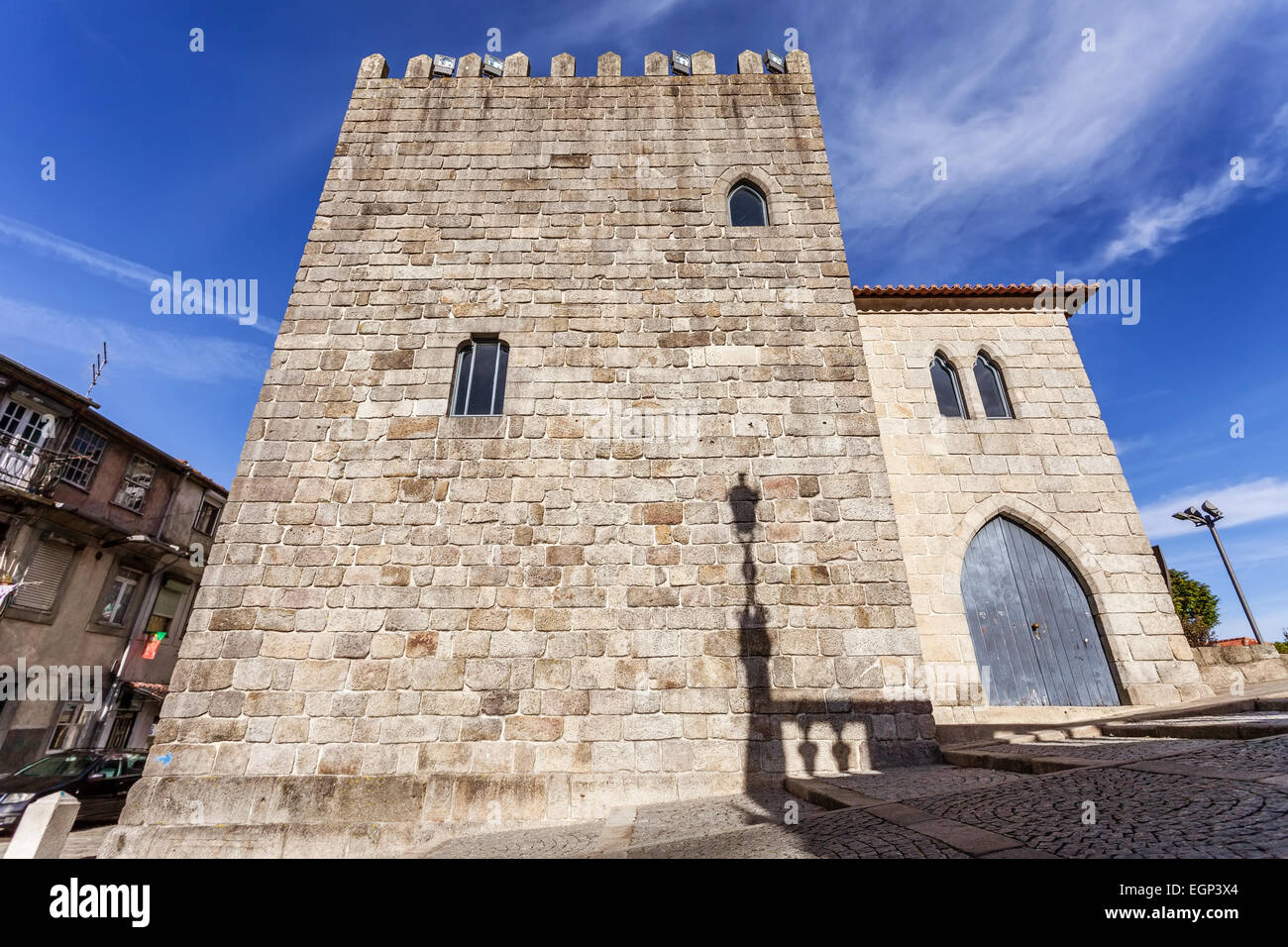 La torre medievale del Dom Pedro Pitoes Street nella città di Porto, Portogallo. Architettura romanica. Patrimonio mondiale Unesco Foto Stock