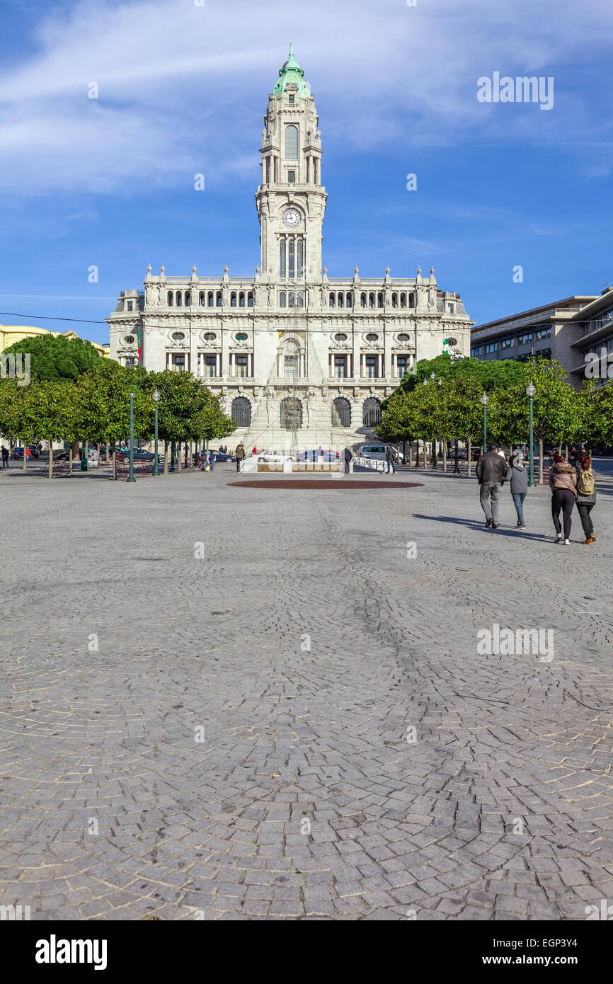 Porto, Portogallo. Dicembre 29, 2014: il Municipio di Porto situato nella parte superiore della Aliados Avenue Foto Stock