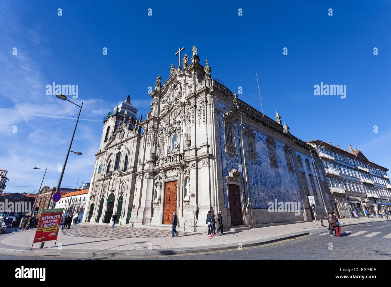 Porto, Portogallo. Dicembre 29, 2015: Carmelitas chiesa sulla sinistra, manierista e barocche e Carmo chiesa a destra Foto Stock
