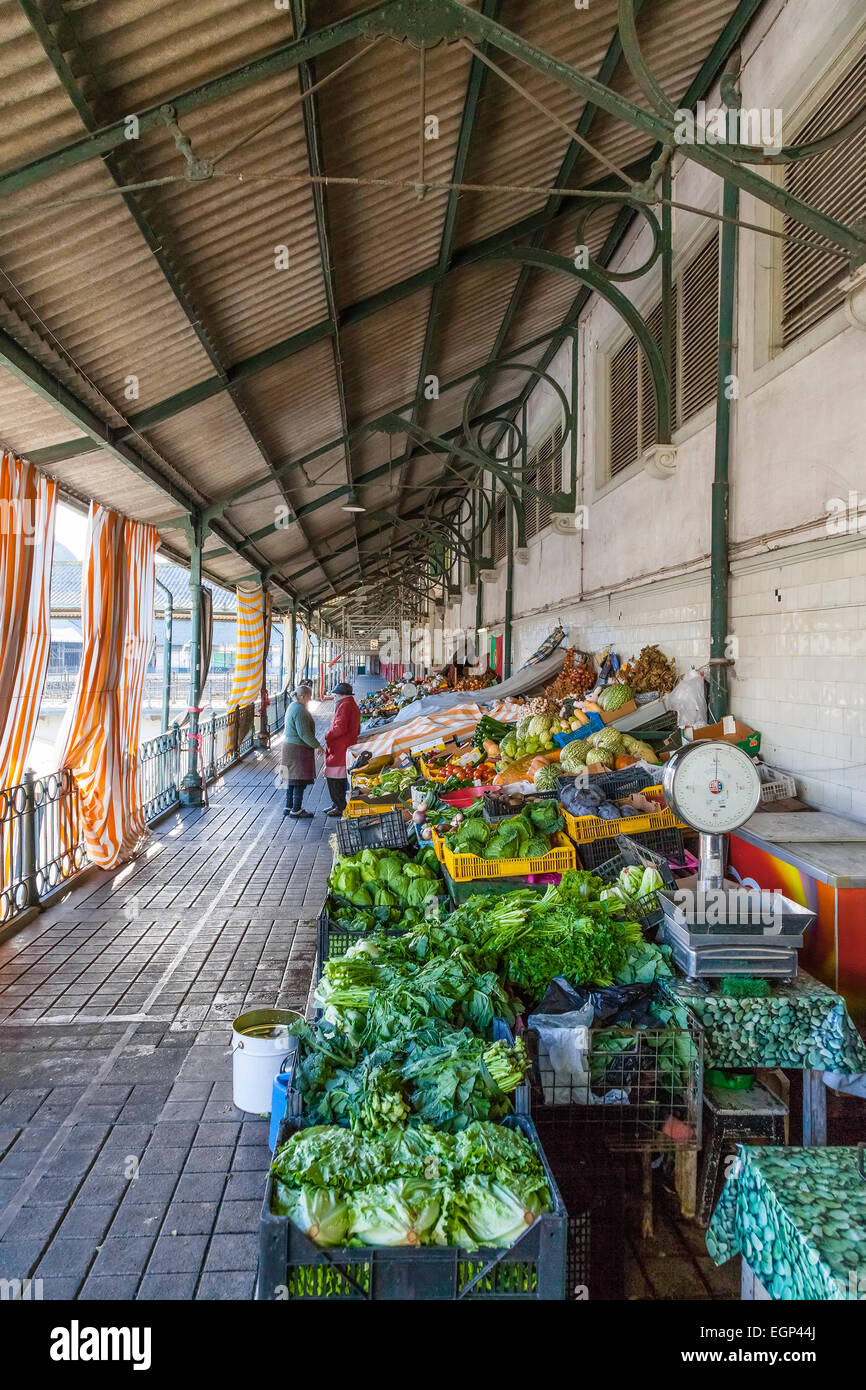 Porto, Portogallo. Dicembre 29, 2014: interni dello storico mercato Bolhao, con cibo fresco per la vendita Foto Stock