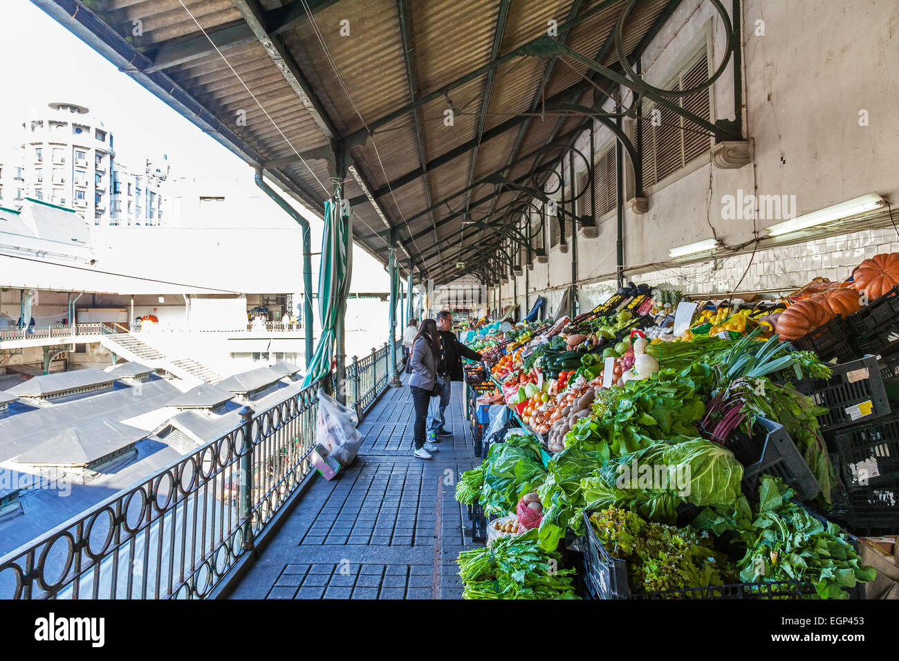 Porto, Portogallo. Dicembre 29, 2014: interni dello storico mercato Bolhao, con cibo fresco per la vendita Foto Stock