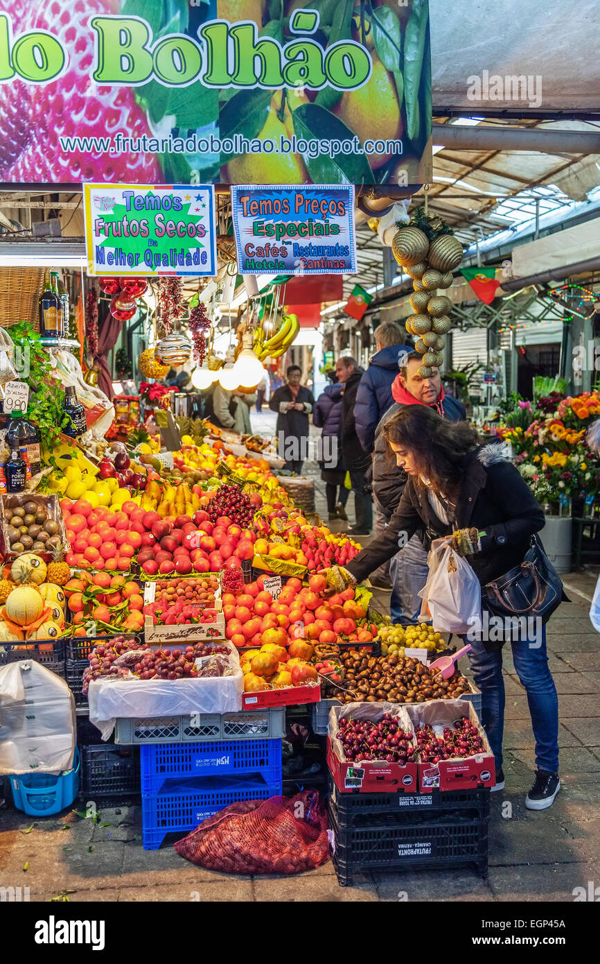 Porto, Portogallo. Dicembre 29, 2014: Frutta venditore e acquirenti all'interno dello storico mercato Bolhao Foto Stock